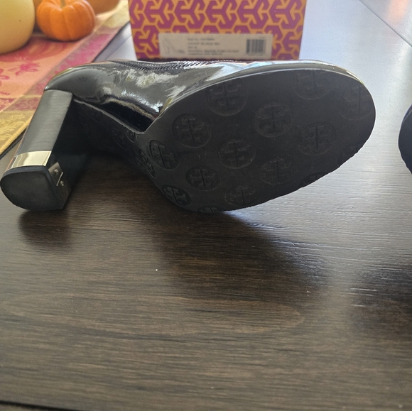 Tory Burch Maddie Black Patent Pump, Size 8 - Picture 3 of 7